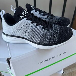 APL Men's 7 Women’s 8.5 Techloom Pro Black Grey White Athletic Running Shoes